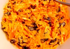 Frischer, nahrhafter Karottensalat, voller lebendiger Aromen und gesunder Zutaten, perfekt zum Genießen.